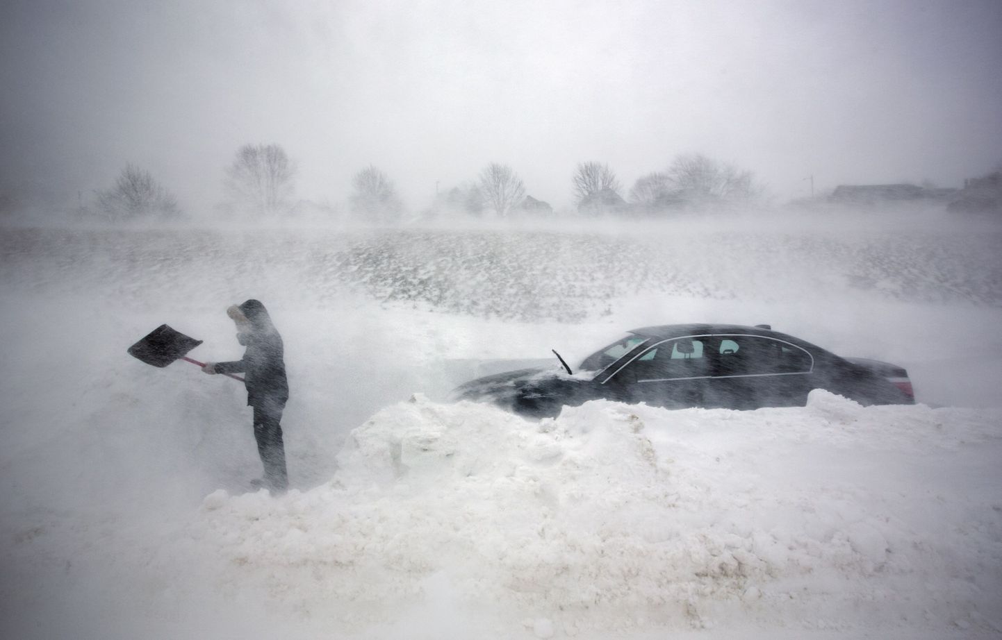 Ameeriklane autot lumest välja kaevamas