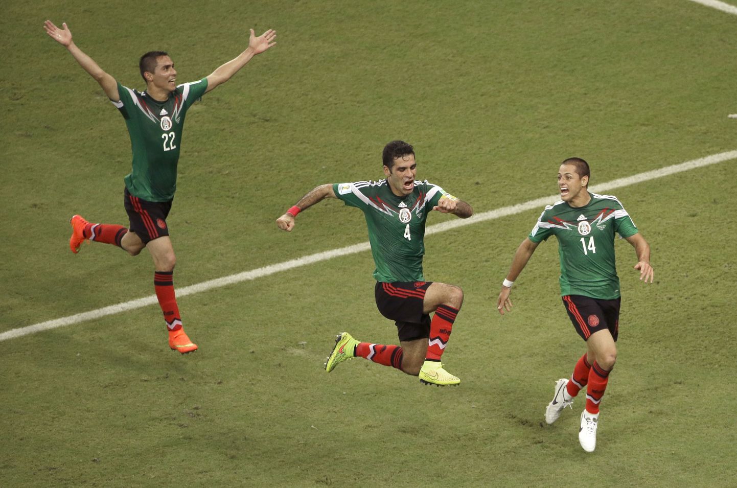 Väravalööja Rafael Marquez (keskel) tähistab koos meeskonnakaaslastega Mehhiko võitu.