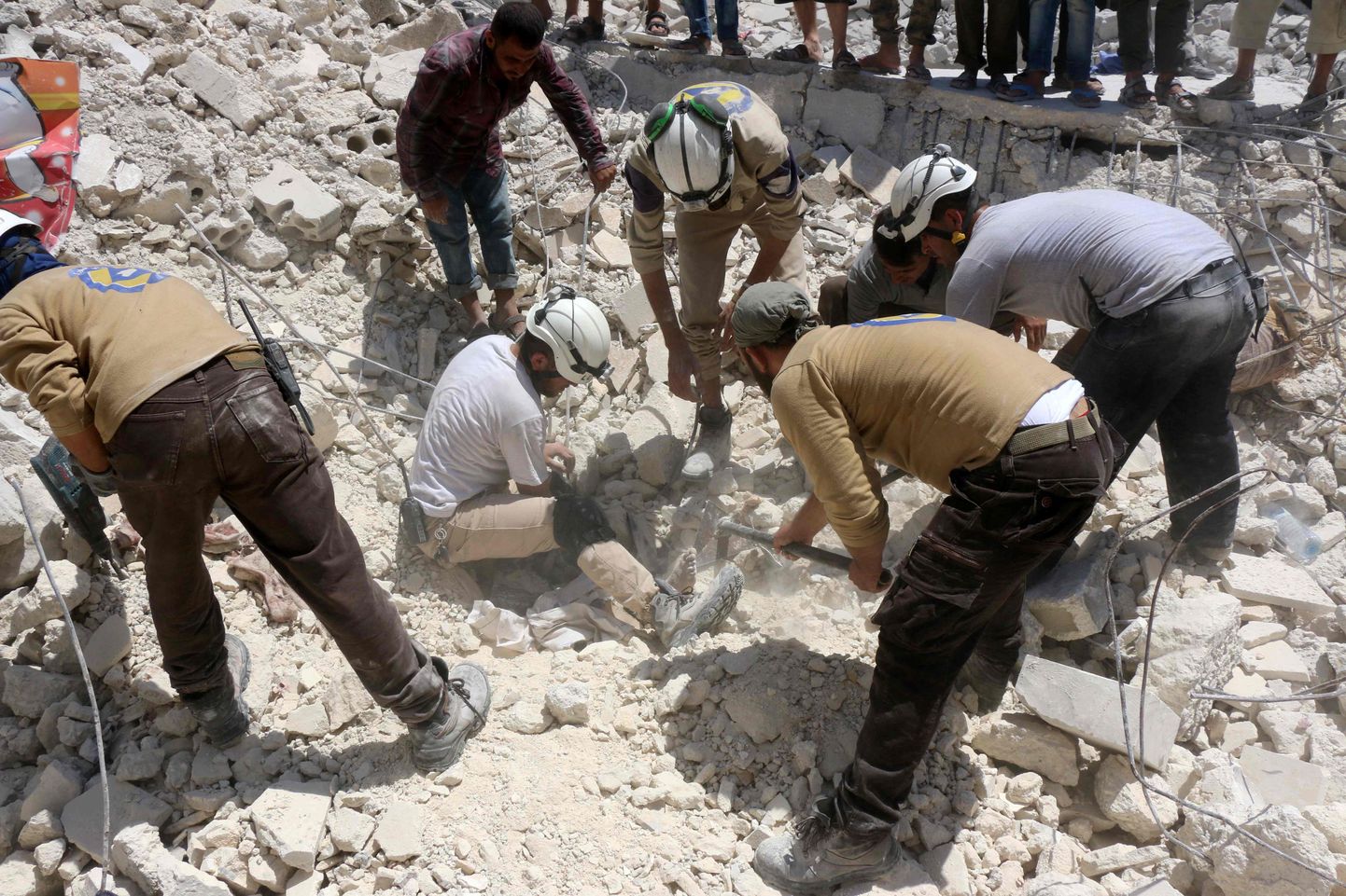 Süüria tsiviilkaitse töötajad otsimas õhurünnakutes ellujääjaid Aleppo lähistelt.