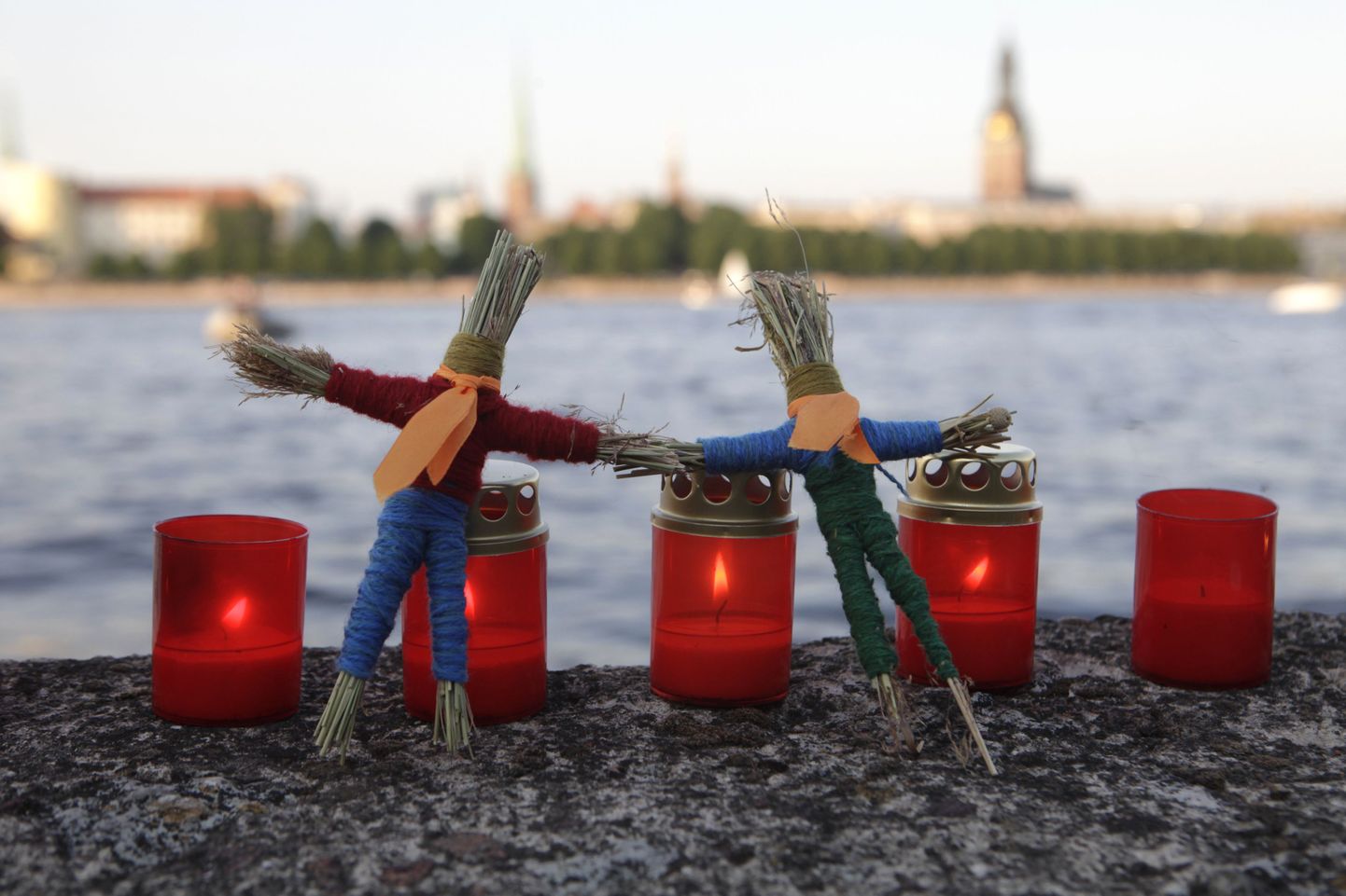 Küünlad Lätis Daugava jõe ääre, kus 8. juunil peeti nn oligarhide matuseid.