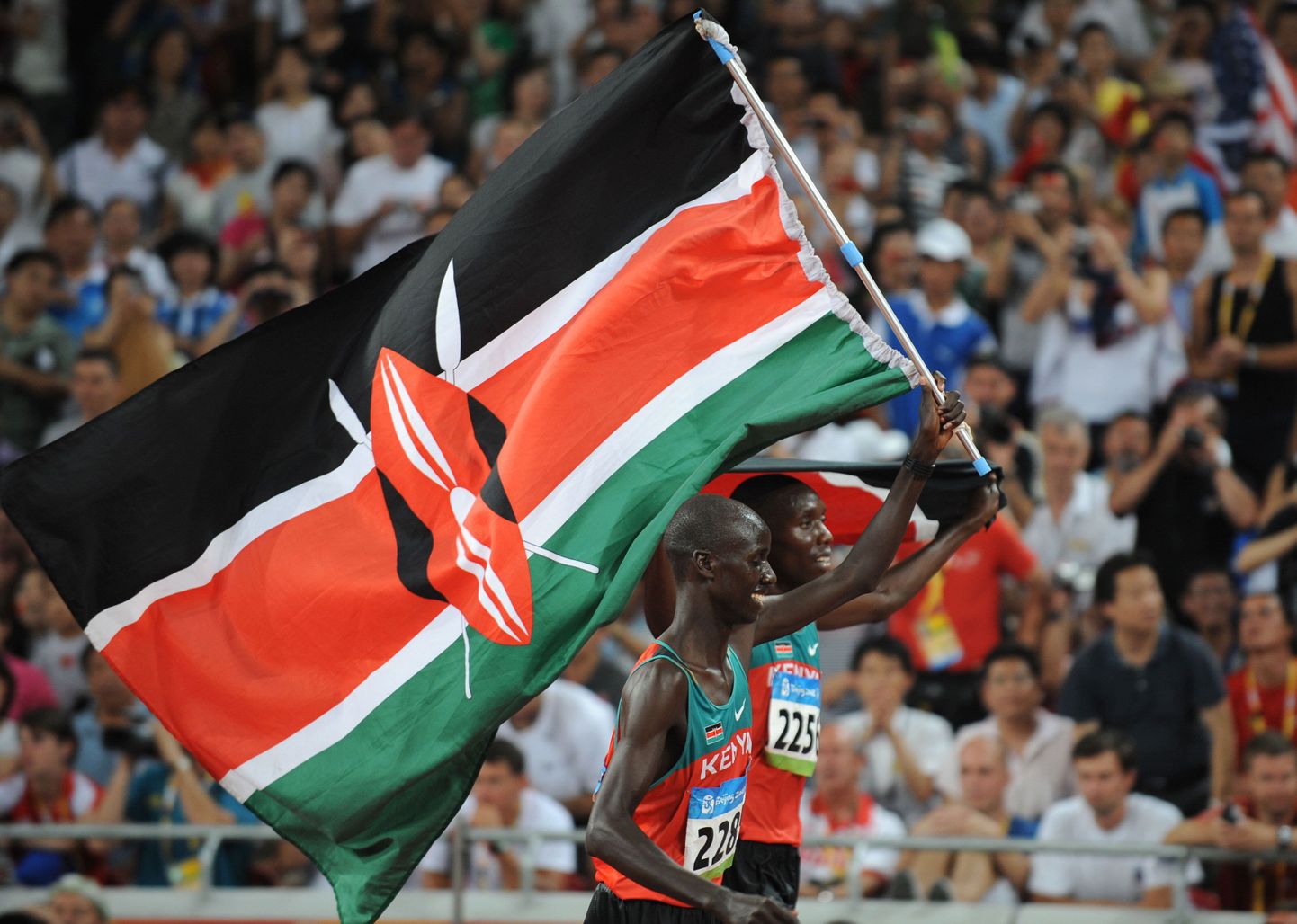 Спортсмены с флагом Кении.