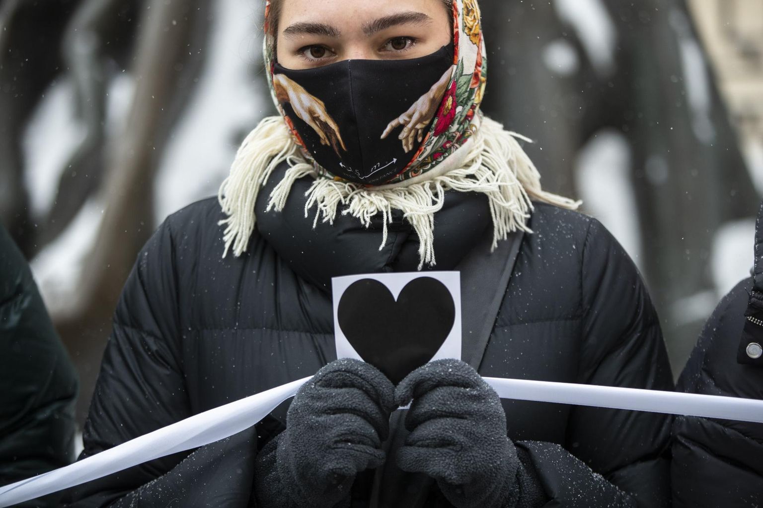 Musta südamega meeleavaldaja valentinipäeval Moskvas avaldamas toetust Aleksei Navalnõile ja Julia Navalnajale.