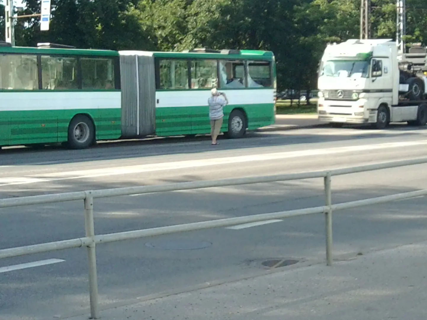 Tallinnas sattus liinibuss purjus veokijuhi tõttu avariisse.