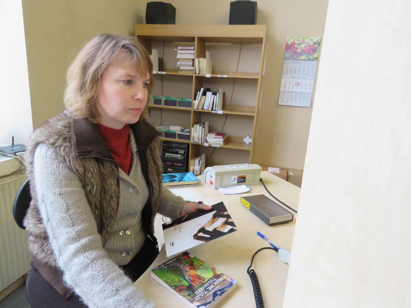 Valga keskraamatukogu kauaaegne töötaja Anujelisa Lehtmets oskab lugejale sobivaid raamatuid soovitada.