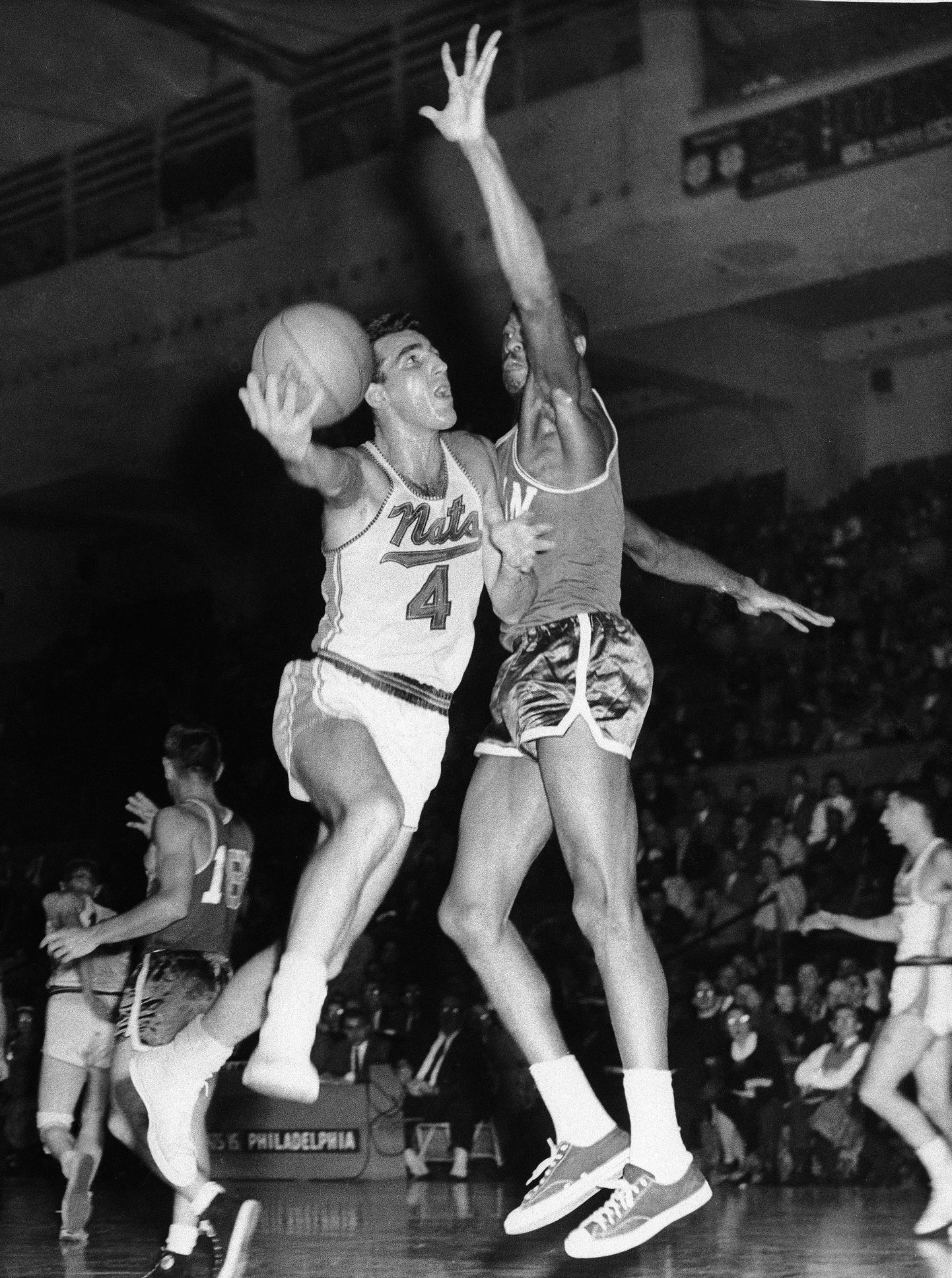 Dolph Schayes (vasakul) heitlemas Boston Celticsiga 11 NBA tiitlit võitnud Bill Russelliga. Pilt on tehtud 1958. aastal.