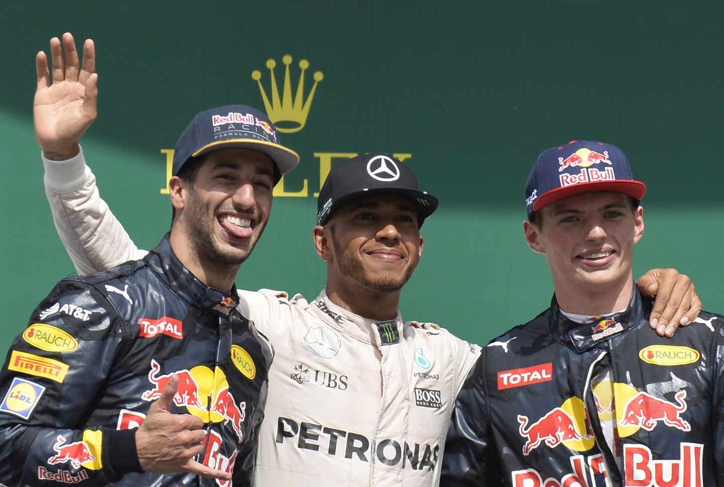 Vasakult: Daniel Ricciardo, Lewis Hamilton, Max Verstappen.