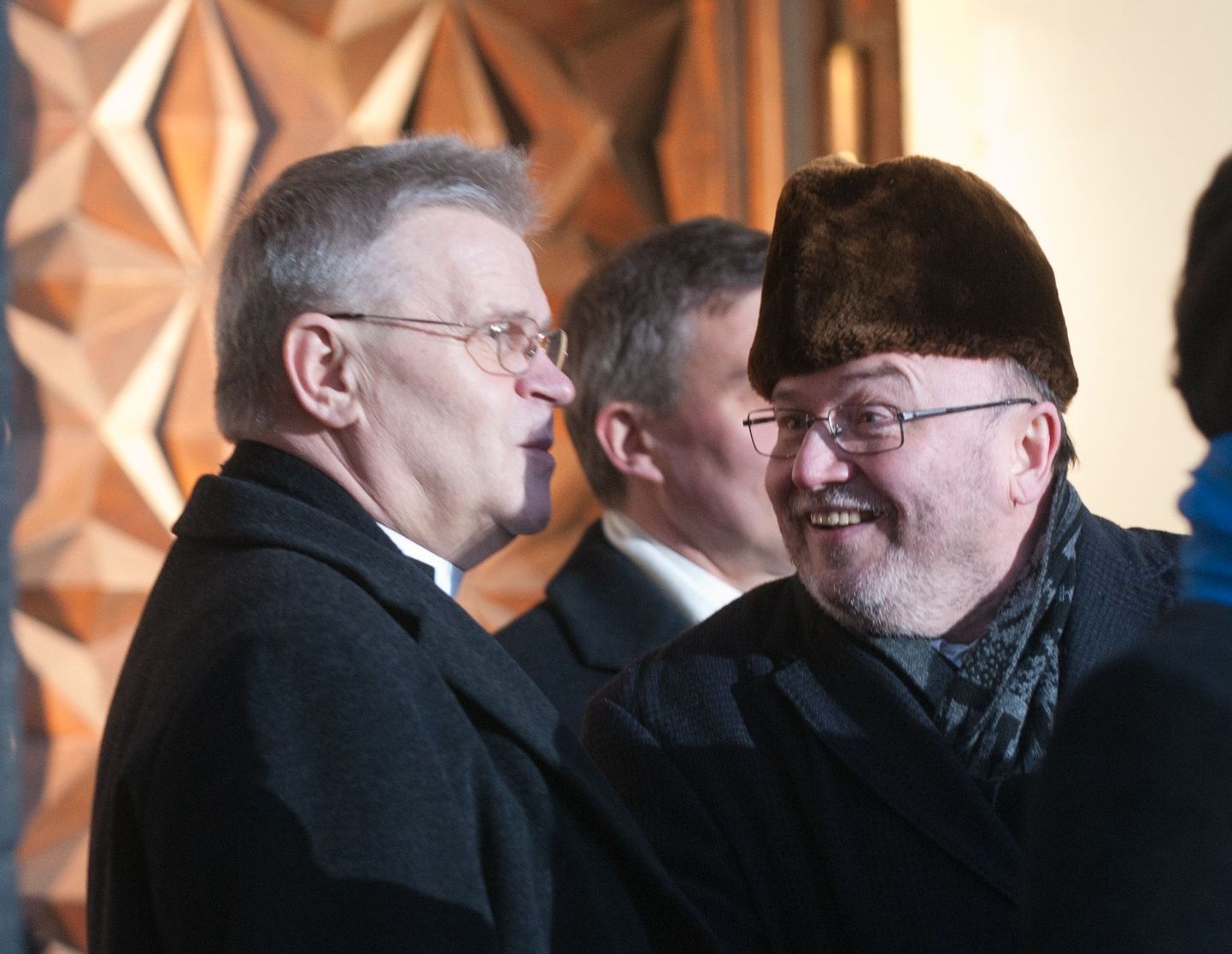 Vabariigi 94. aastapäeva lipuheiskamise tseremoonia Toompea lossi hoovis. Peapiiskop Andres Põder ja riigikogu liige Igor Gräzin.