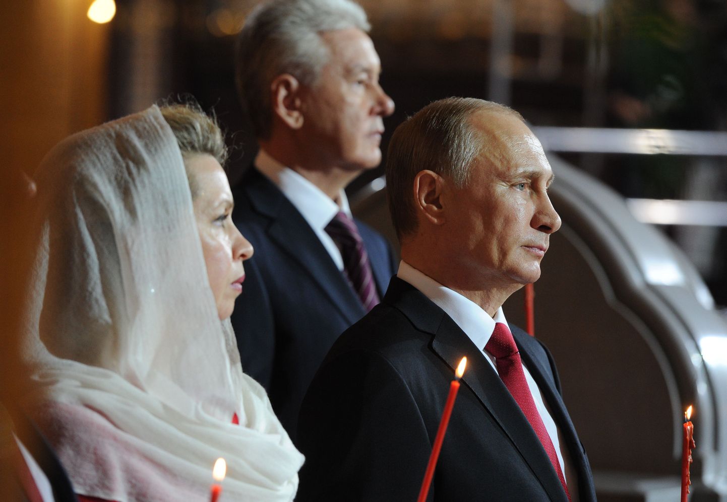 Peaminister Dmitri Medvedevi abikaasa Svetlana Medvedeva (vasakul), Venemaa president Vladimir Putin ja Moskva linnapea Sergei Sobjanin ülestõusmispühade jumalateenistusel.