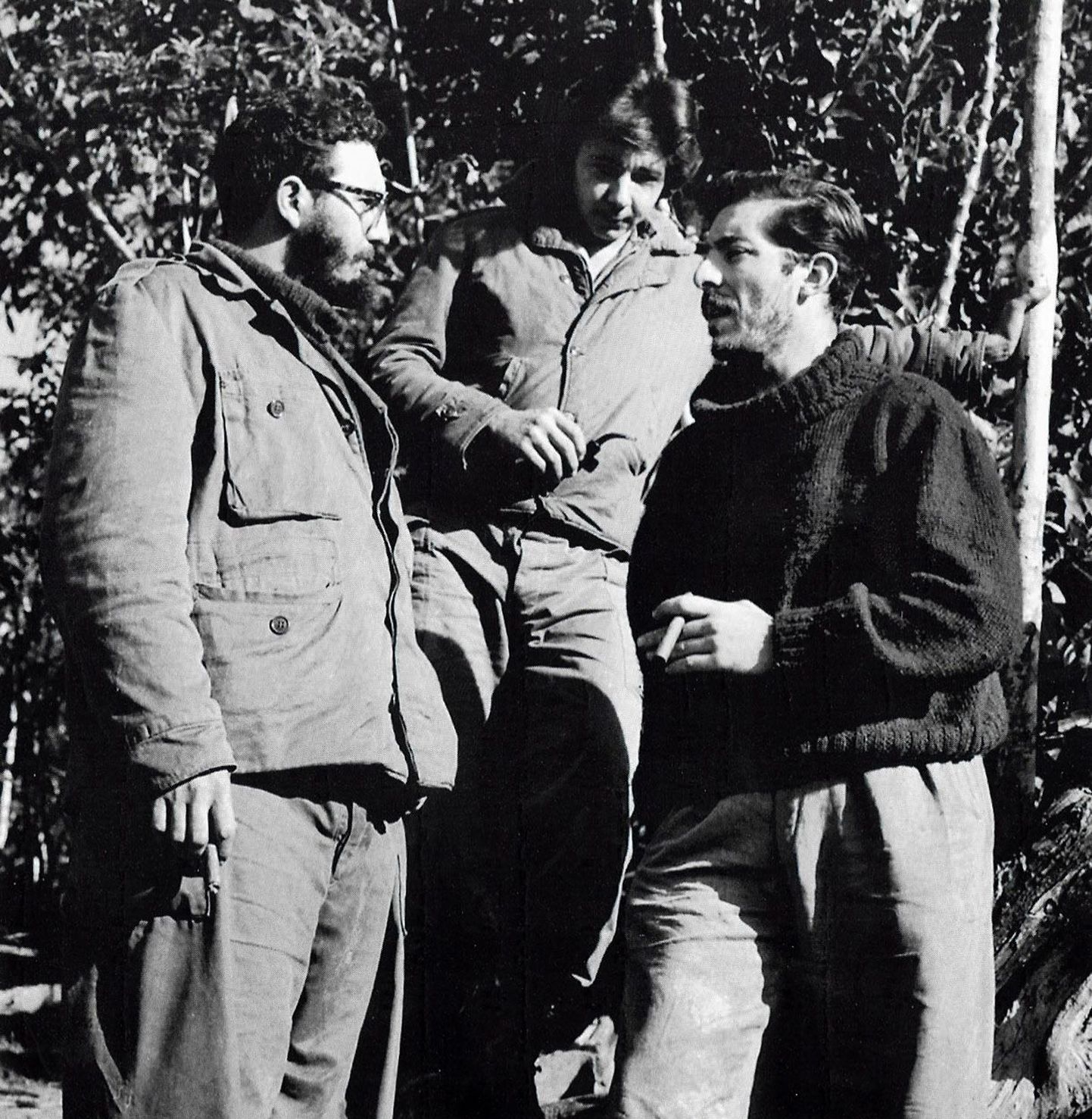1957. aasta detsembris Kuubas tehtud fotol on näha Fidel Castrot (vasakul), Raul Castrot (keskel) ja Hispaania fotograafi Enrique Menesest (paremal).