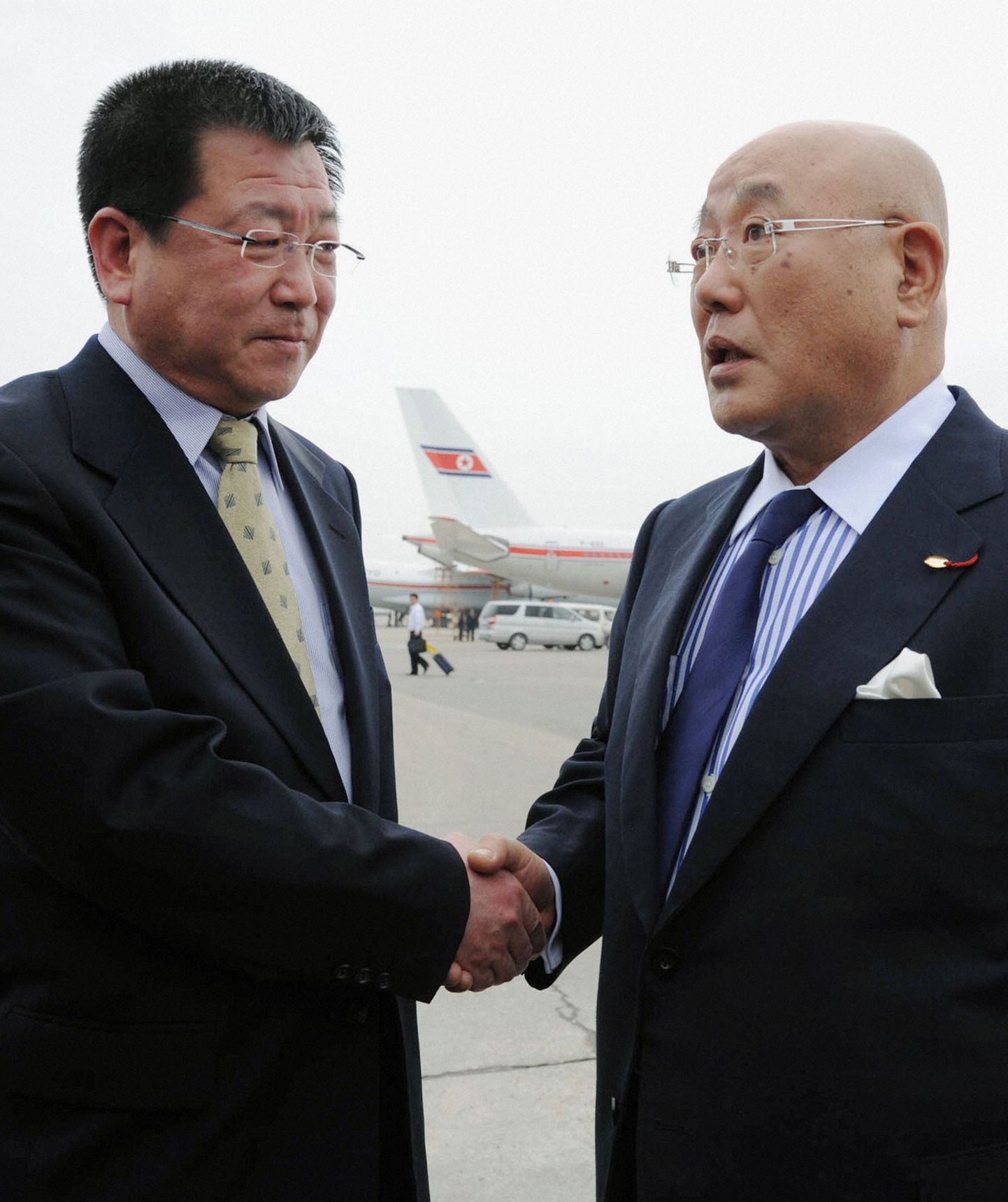 Jaapani peaministri nõunik Isao Iijima (paremal) ja Põhja-Korea välisministeeriumi Aasia osakonna asedirektor Kim Chol-ho Pyongyangis.