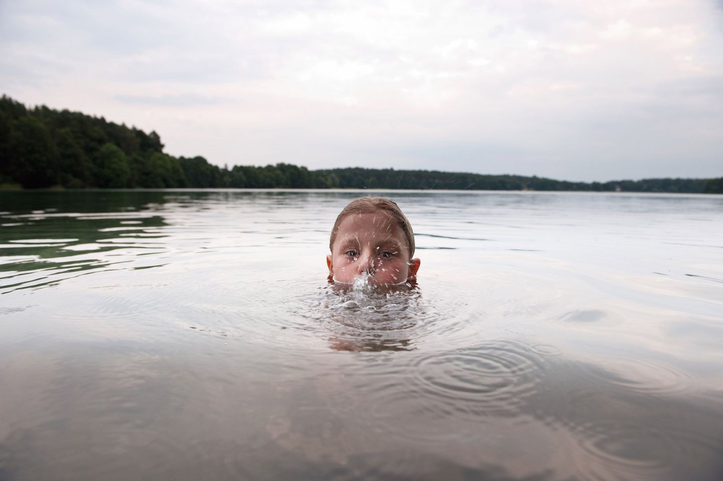 Laps võib uppuda ka kuival maal kuni 24 tundi pärast ujumist, sest kopsu sattunud vesi võib põhjustada põletikku.