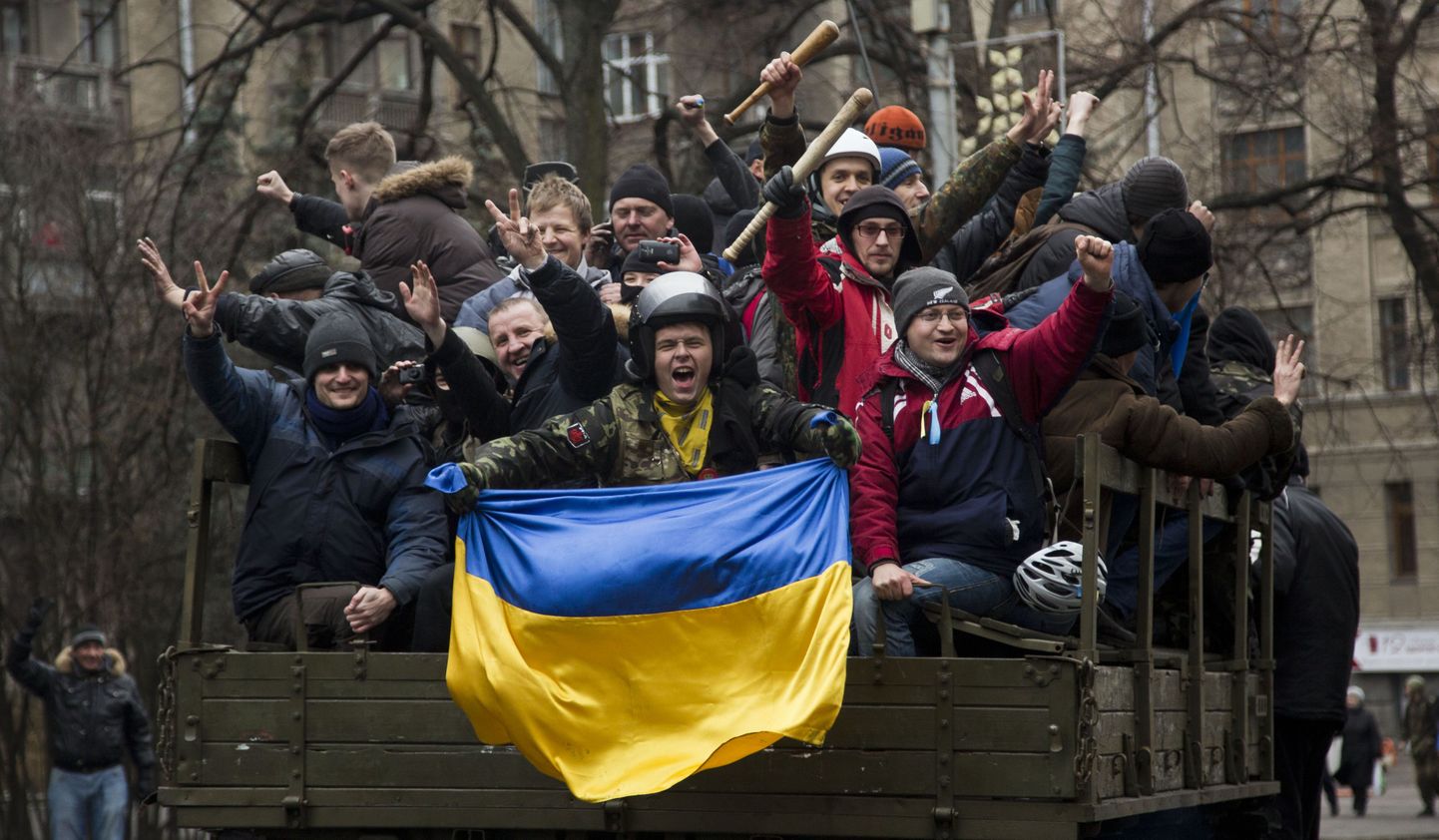 Võidukad meeleavaldajad Kiievis.