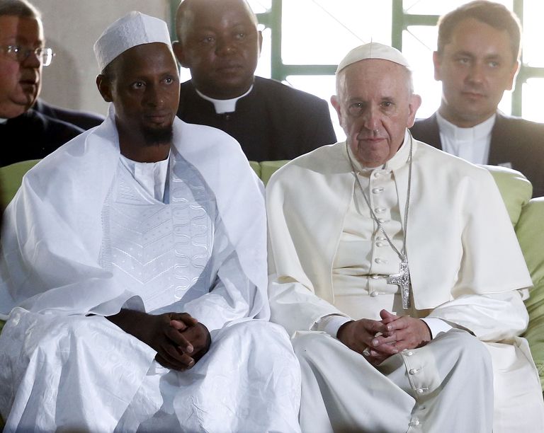 Bangui Koudoukou mošee imaam Tidiani Moussa Naibi ja paavst Franciscus. Foto: Reuters/Scanpix