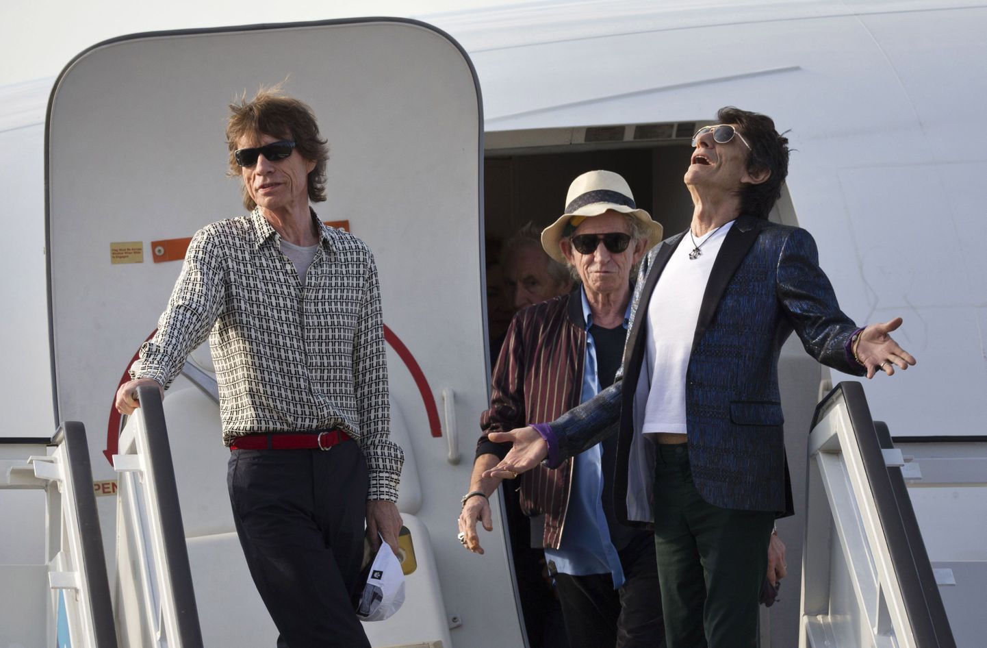 Mick Jagger (vasakul) ja teised Rolling Stonesi liikmed Havannas lennukist maha astumas enne tasuta kontserti Kuubal.