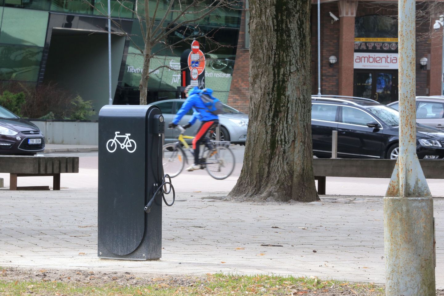 Kõigile kasutamiseks elektriline jalgrattapump Küüni tänaval.