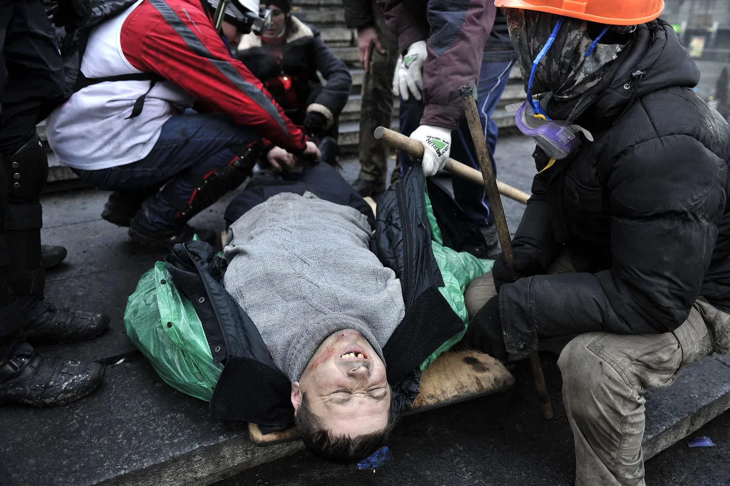 Пострадавший в беспорядках в Киеве.