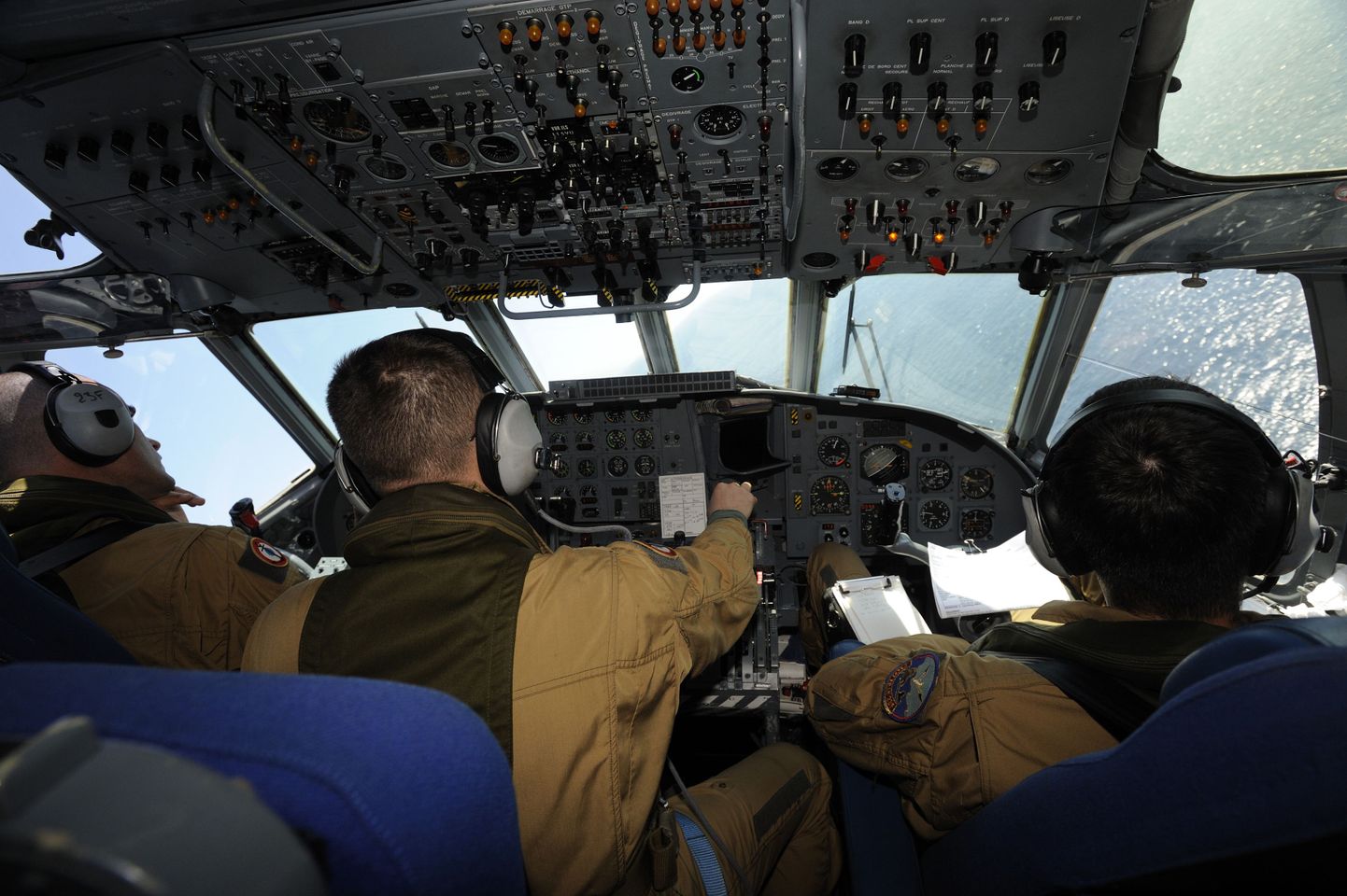 Prantsuse kaitseministeeriumi ametniku tehtud fotod Atlandi kohal tiirutavalt lennukilt.