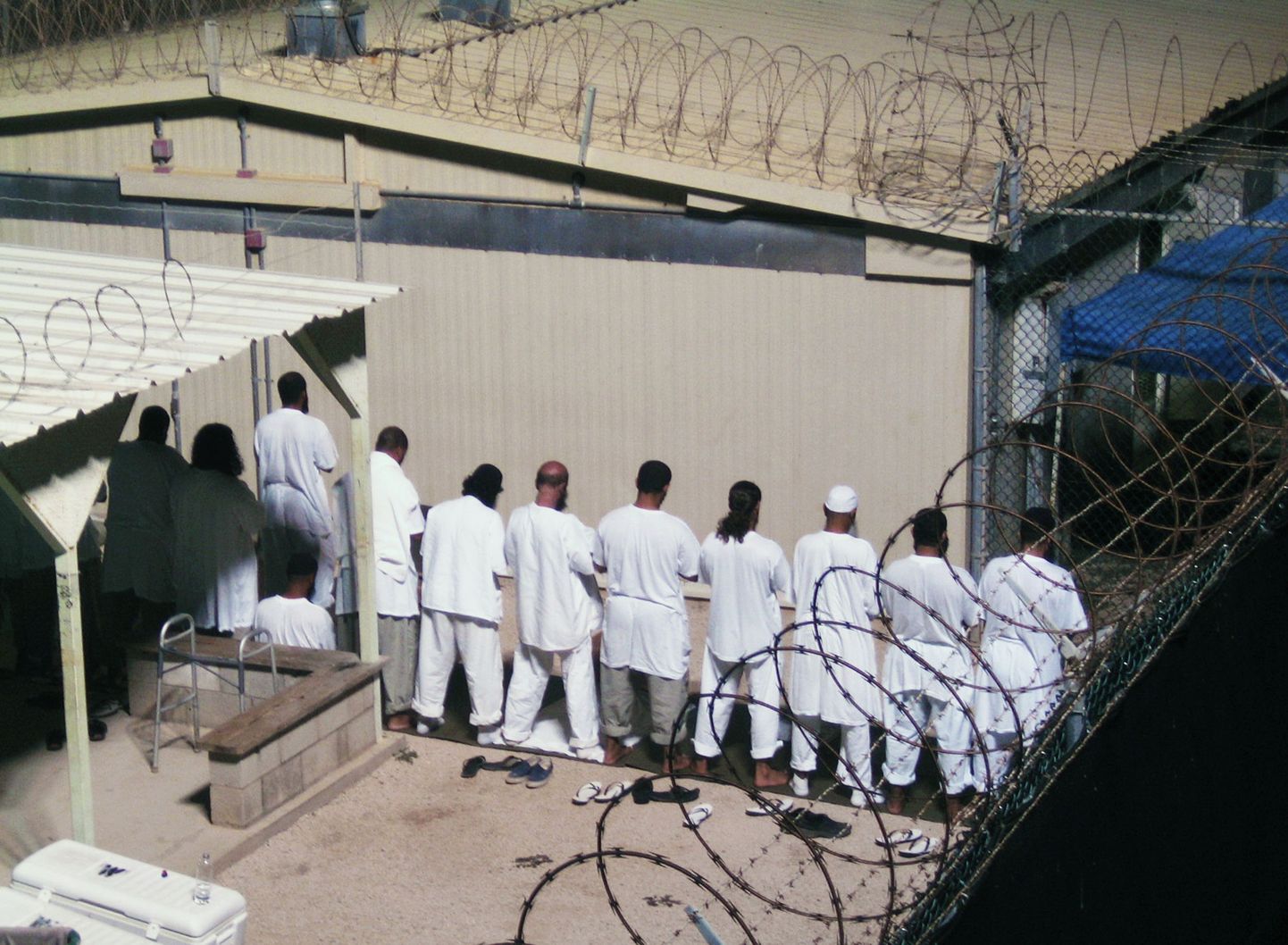 Guantanamo vangid hommikupalvusel.