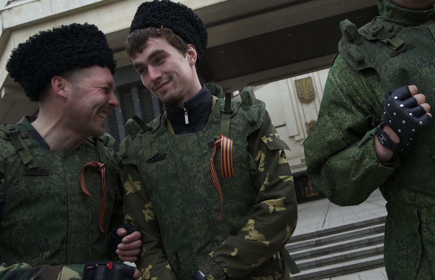 Venemeelsed kasakad peavad valvet ka Krimmi parlamendihoone ees.