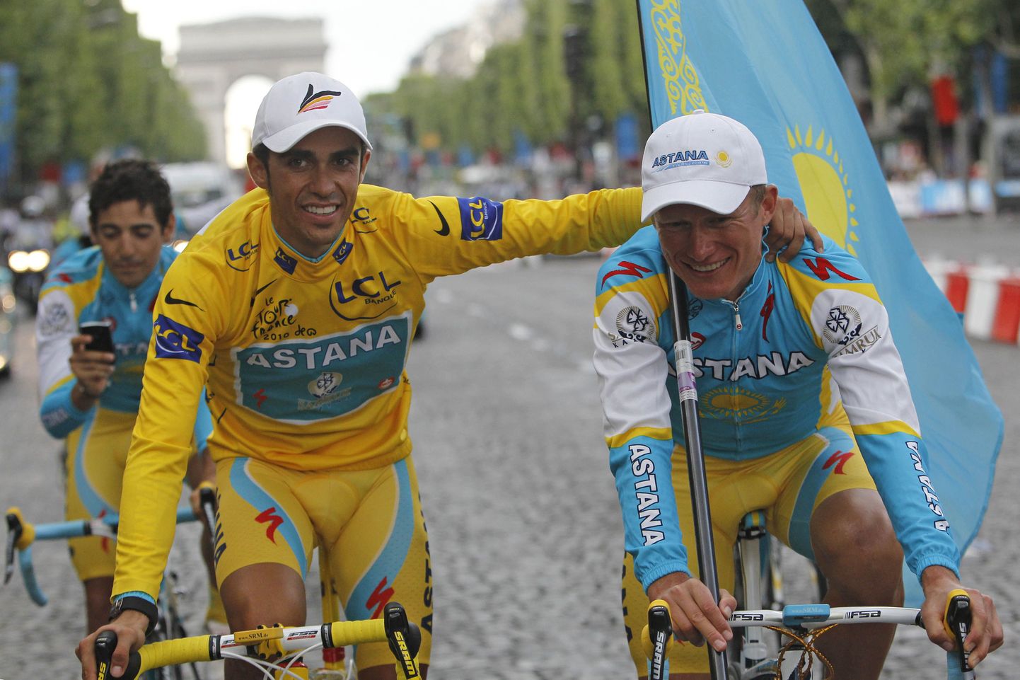 Tour de France'i viimase etapi järel poseerisid Aleksandr Vinokurov (paremal) ja Alberto Contador kui vanad sõbrad