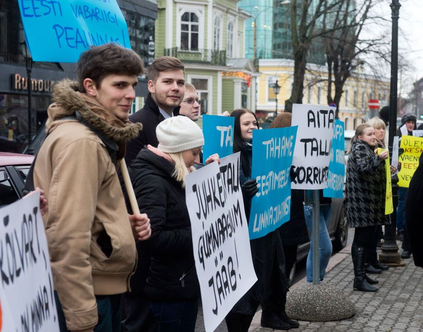 Tallinna opositsioonierakondade noored avaldasid eile linnavolikogu ees meelt haridusvaldkonda juhtiva abilinnapea Mihhail Kõlvarti vastu, kes nende hinnangul kasutab vene koolide eestikeelsele õppele ülemineku takistamiseks kahtlaseid ja korruptiivseid võtteid. Kõlvarti umbusaldusavaldus ei läinud volikogu istungil aga läbi – abilinnapea umbusaldamist toetas 25 ja selle vastu oli 42 linnavolinikku.
