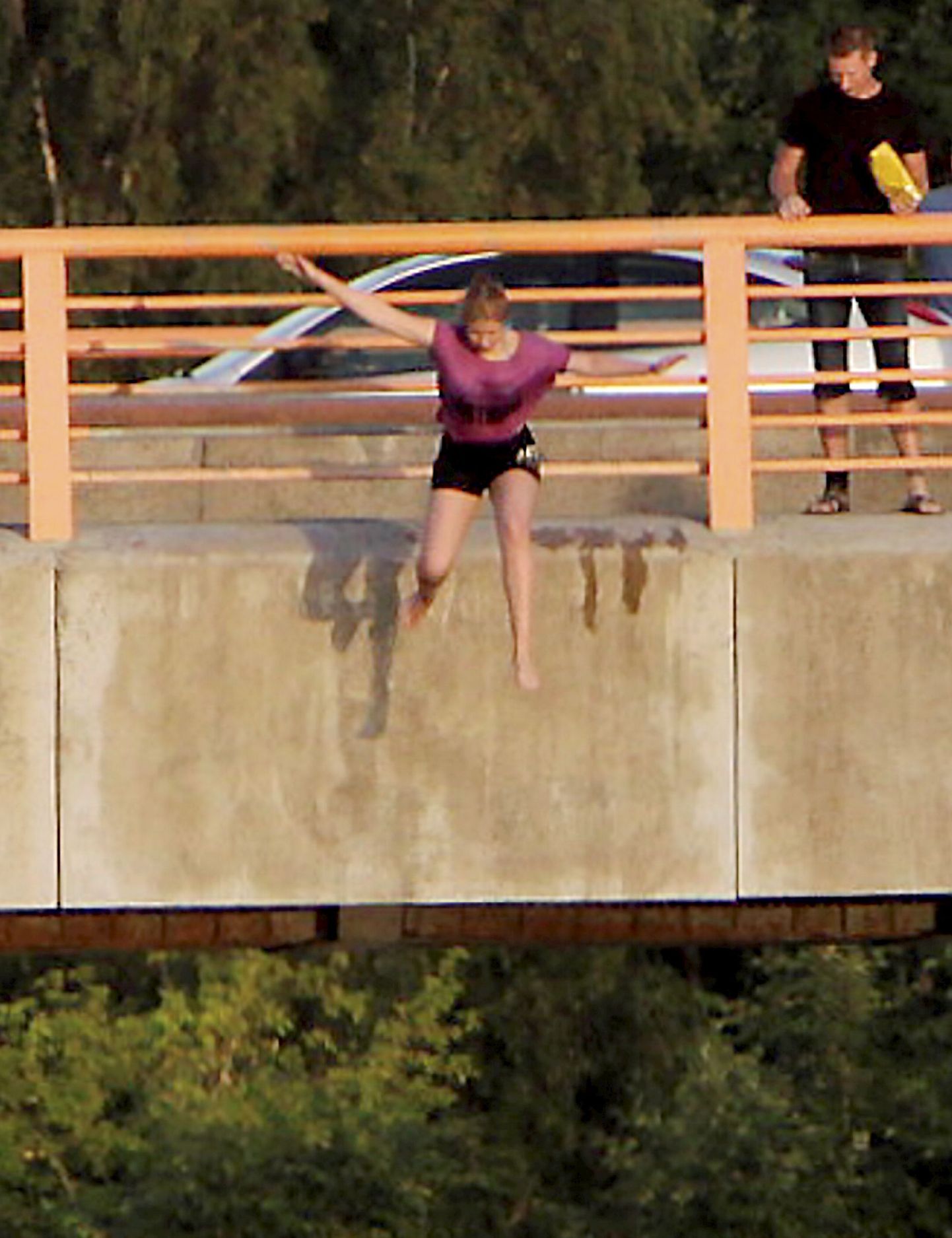 Kaks kamikadze tüdrukut Pirita sillalt vette hüppamas