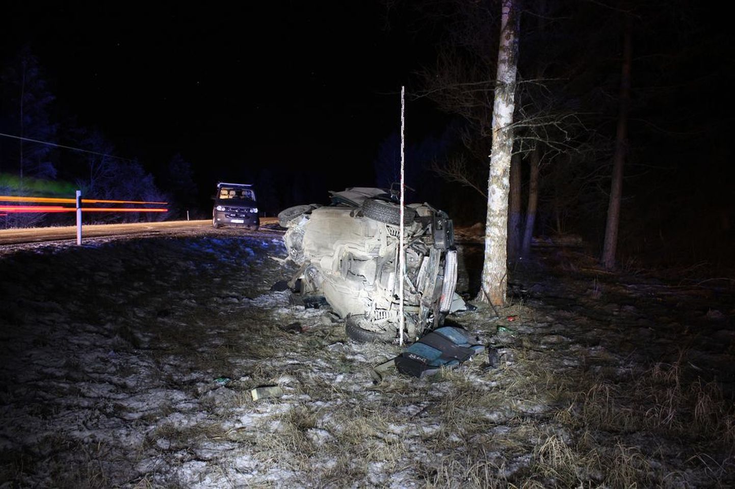 Pärnumaal Tahkuranna vallas hukkus autoga teelt välja noor mees.