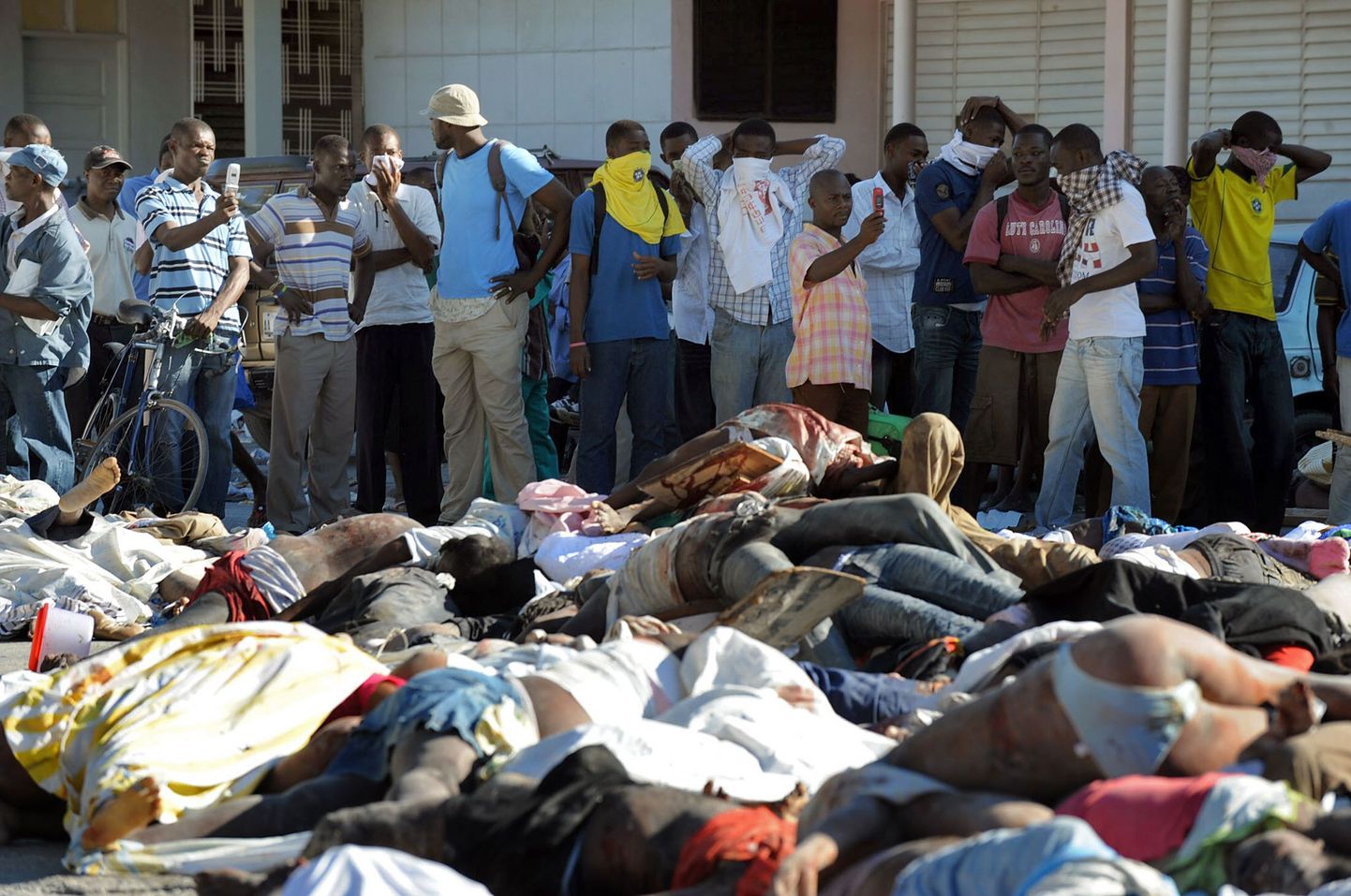 Haitilased Port-au-Prince'i surnukuuri ees.