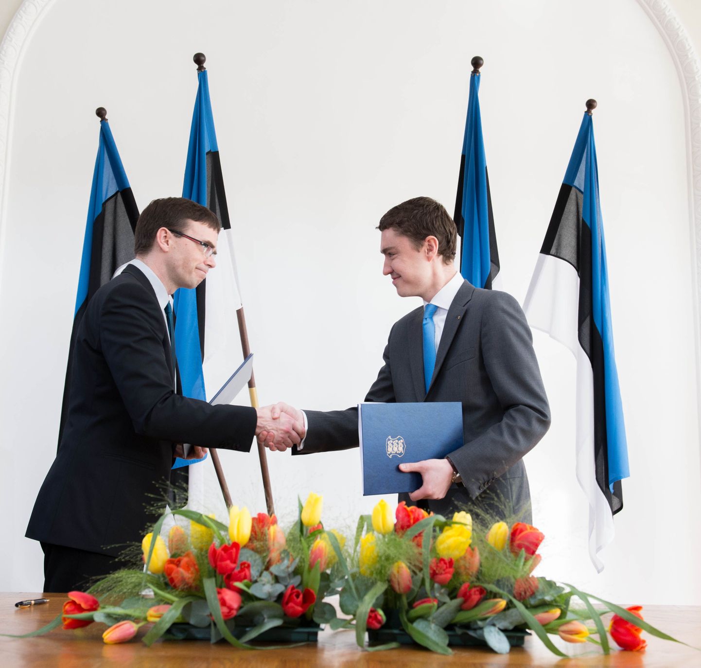 Kahe partei koostöölepe sai täna Toompeal Sven Mikseri (vasakul) ja Taavi Rõivase allkirjad.