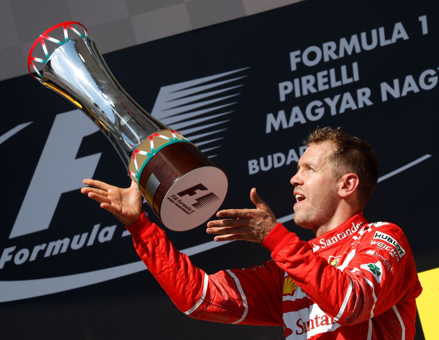 Sebastian Vettel Ungari GP võidukarikaga.