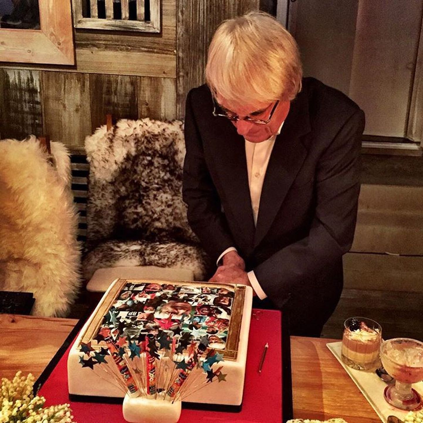 Bernie Ecclestone lahti lõikamas talle üllatuspeoks valminud torti.