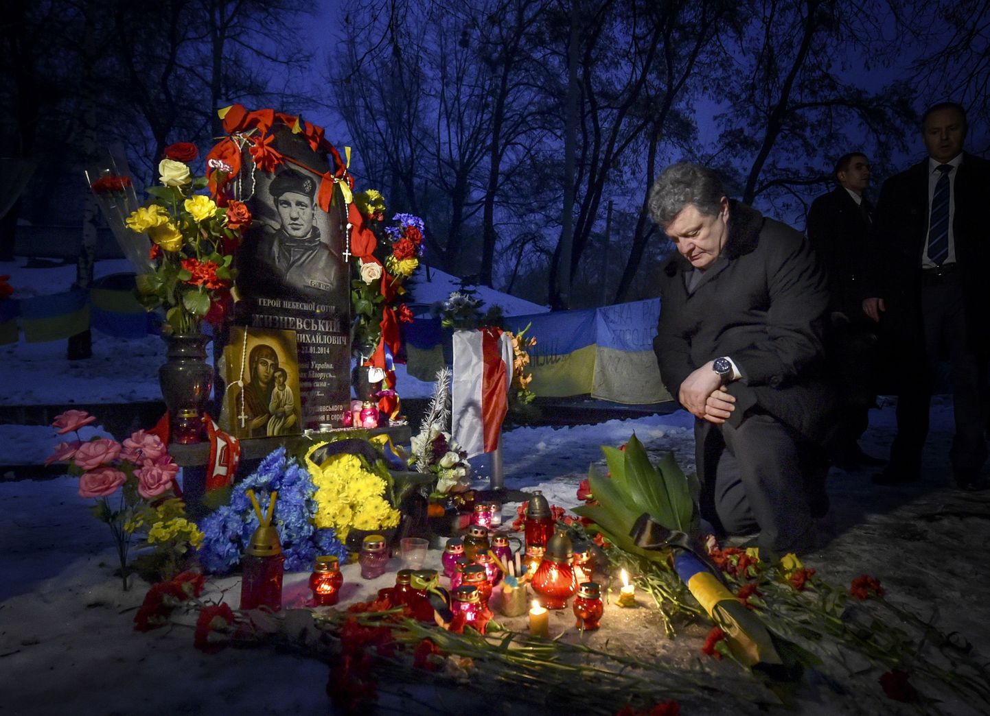 Ukraina president Petro Porošenko Euromaidani ajal tapetud aktivistide mälestusmärgi juures.