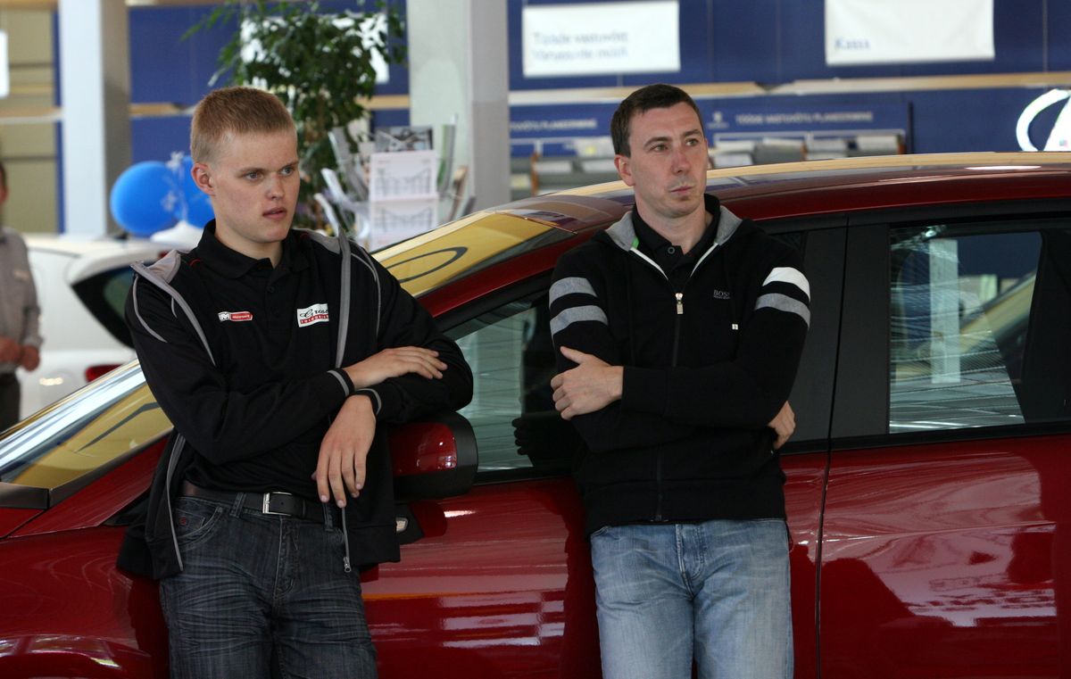 Eesti Ralli pressikonverents 2010. aastal, Tänak seisab ralliässa Marko Märtini kõrval. Kes oleks arvanud, et üheksa aastat hiljem võib sellel pildil näha maailmameistrit.