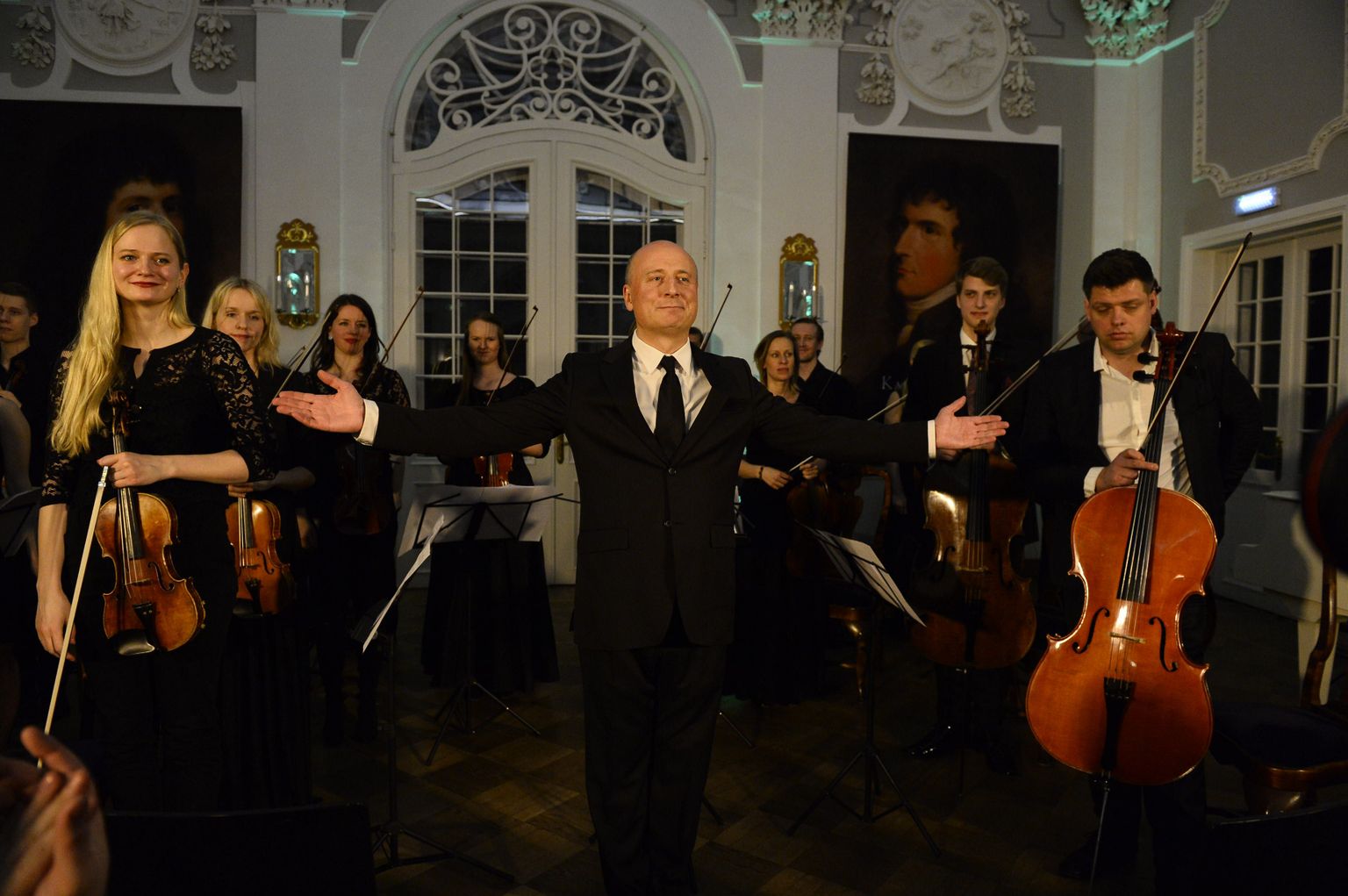 Järvi Akadeemia muusikute kontsert Paavo Järvi (fotol keskel) juhatamisel.