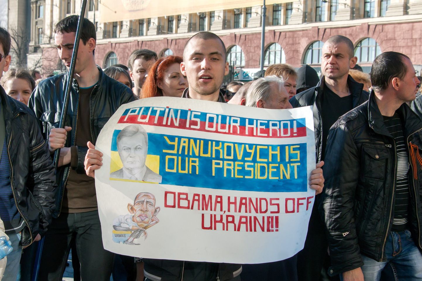 Harkivis kutsusid venemeelsed Putinit ja Janukovõtšit appi. Kiri plakatil: «Putin on meie kangelane! Janukovõtš on meie president. Obama, käed eemale Ukrainast!»
