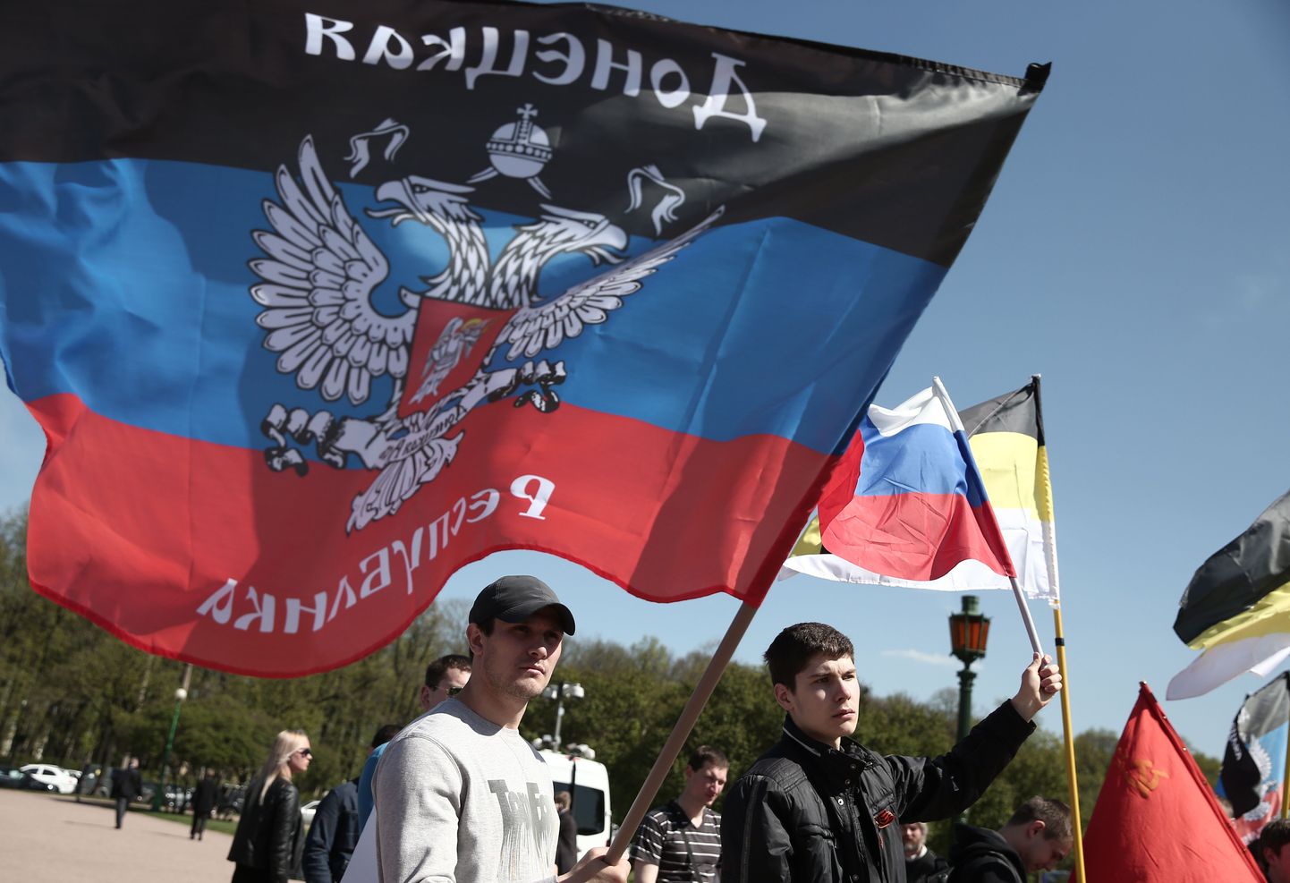 Eile tulid Peterburis tänavale Donetski nn rahvavabariigi lipuga protestijad, kes avaldasid toetust Ukraina idaosas toimunud nn referendumitele.