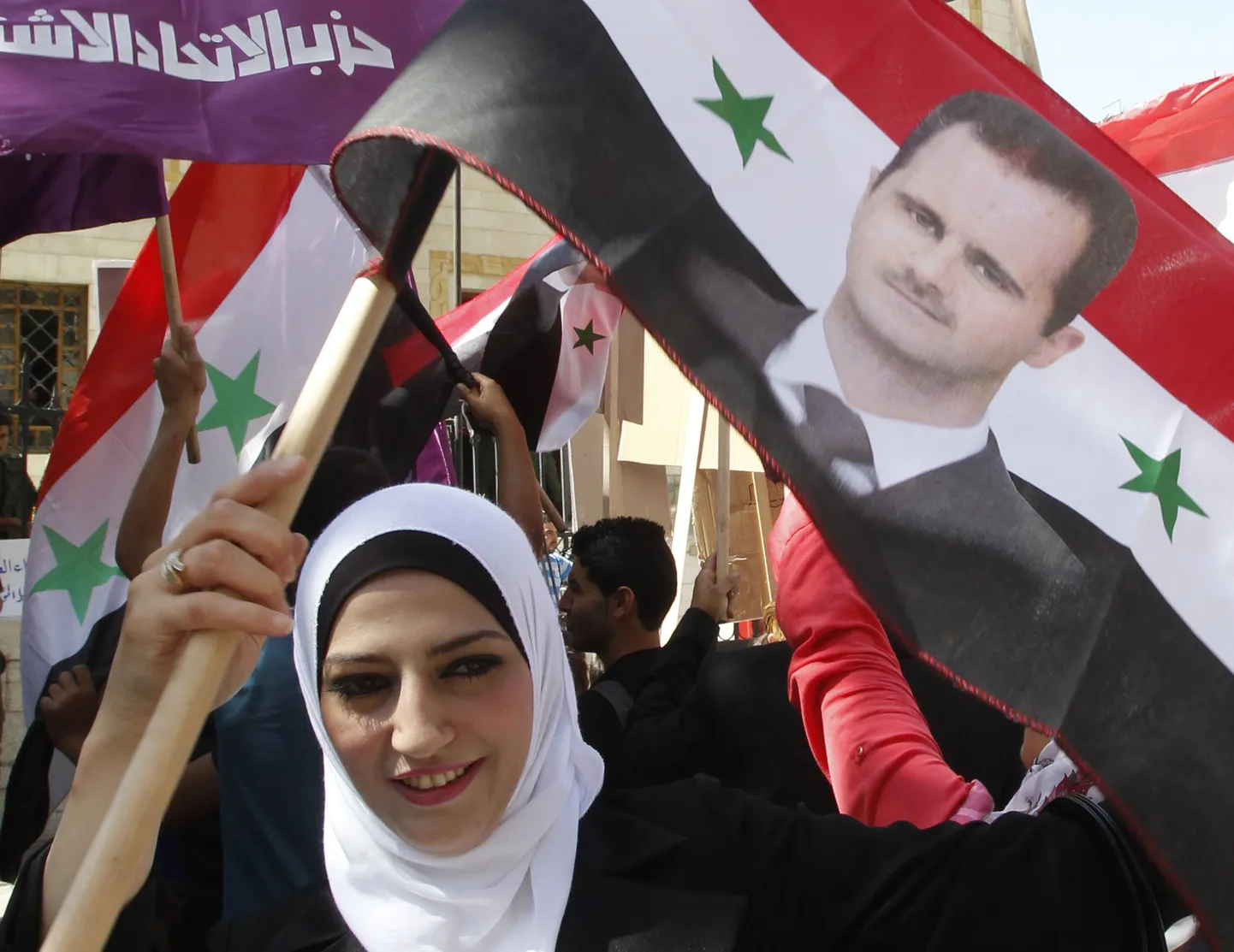 Süüria presidendi Bashar al-Assadi poolehoidjad täna parlamendihoone ees Damaskuses.