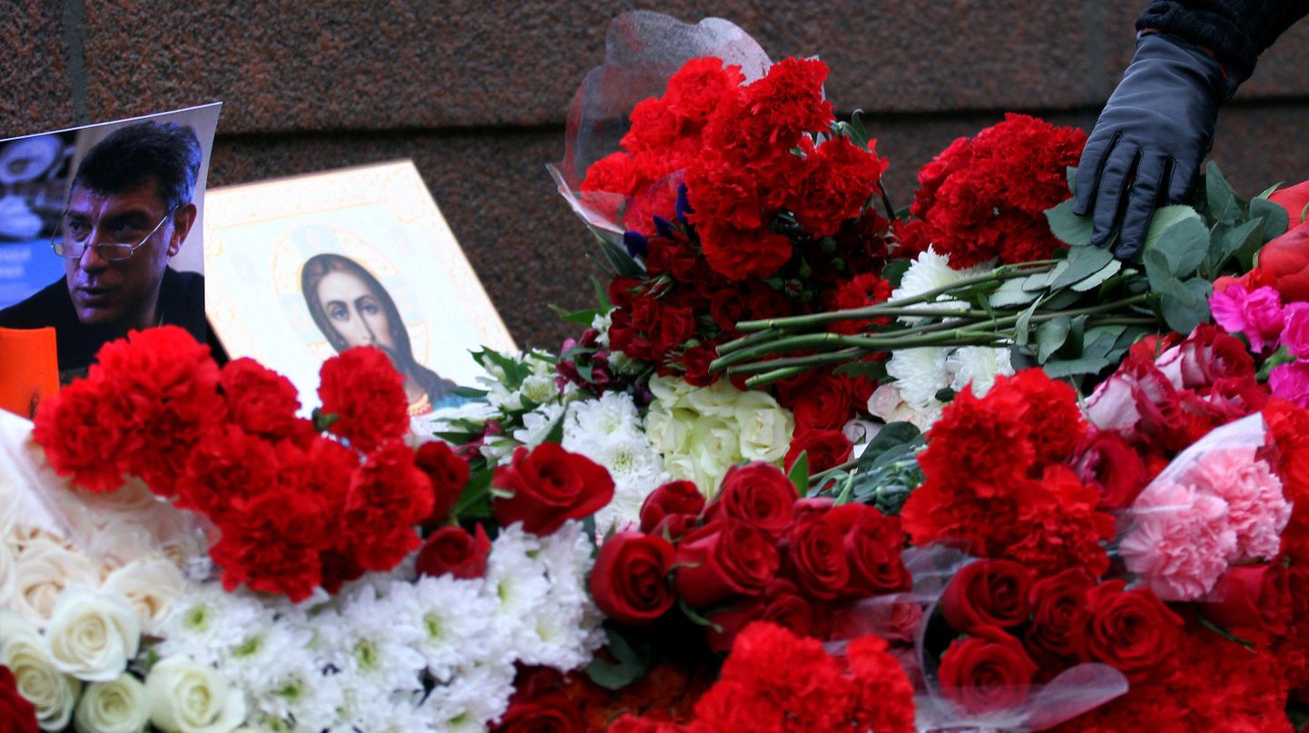 Boriss Nemtsovi tapmispaigale Bolšoi Moskvoretski sillal tuuakse lilli ja küünlaid.