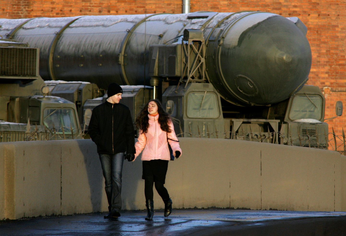 Vene noor armastajapaar mandritevahelise raketi Topol ees.