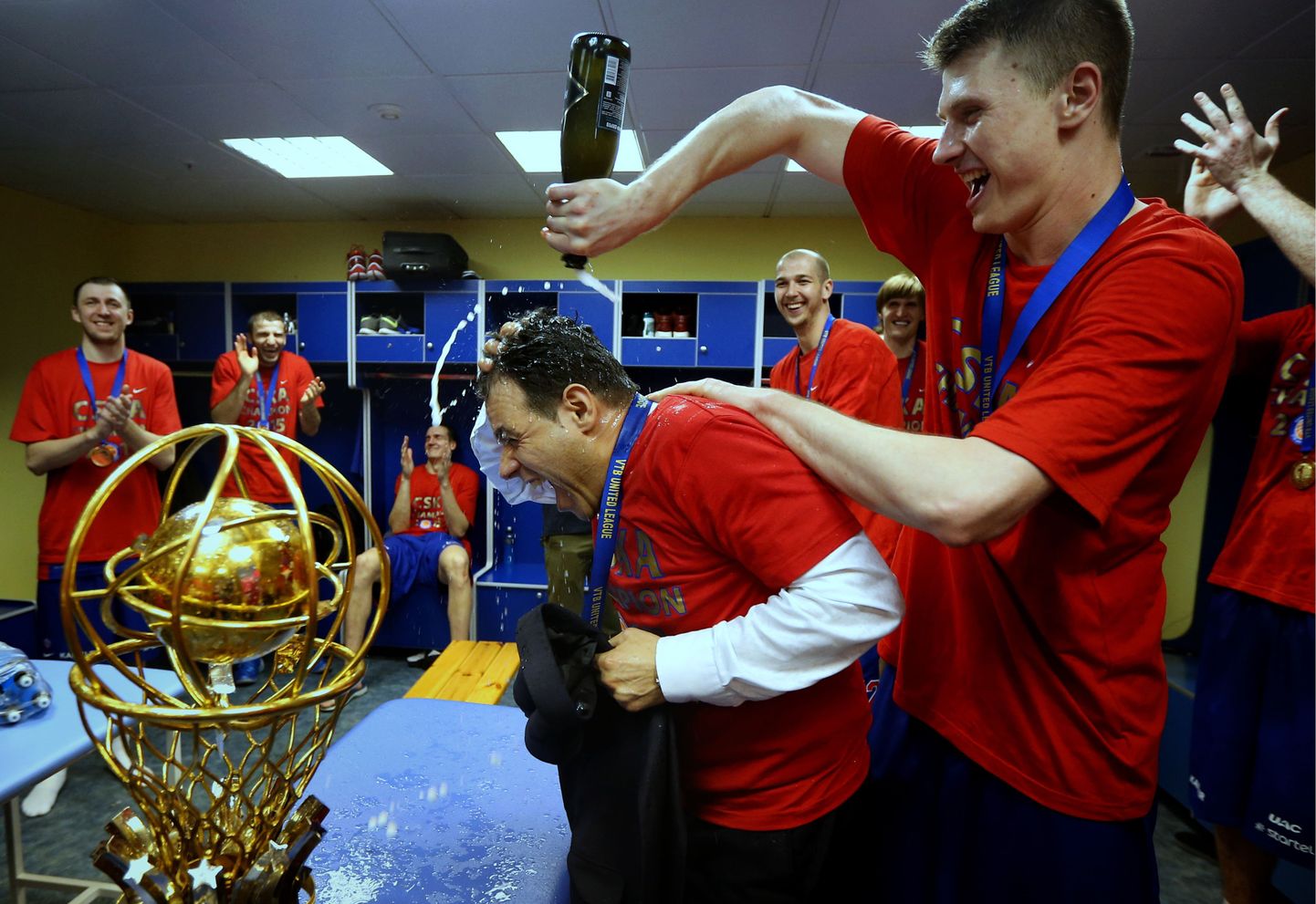 Баскетболисты ЦСКА отмечают победу в чемпионате Единой лиги ВТБ.