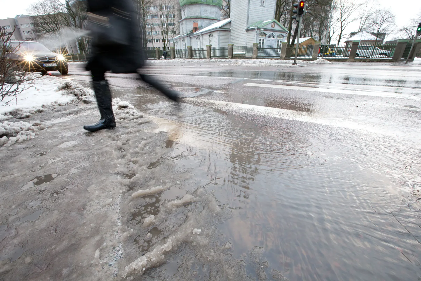 Öisele lumesajule järgnenud hommikune vihm muutis Tallinna tänavad vesiseks liuväljaks.