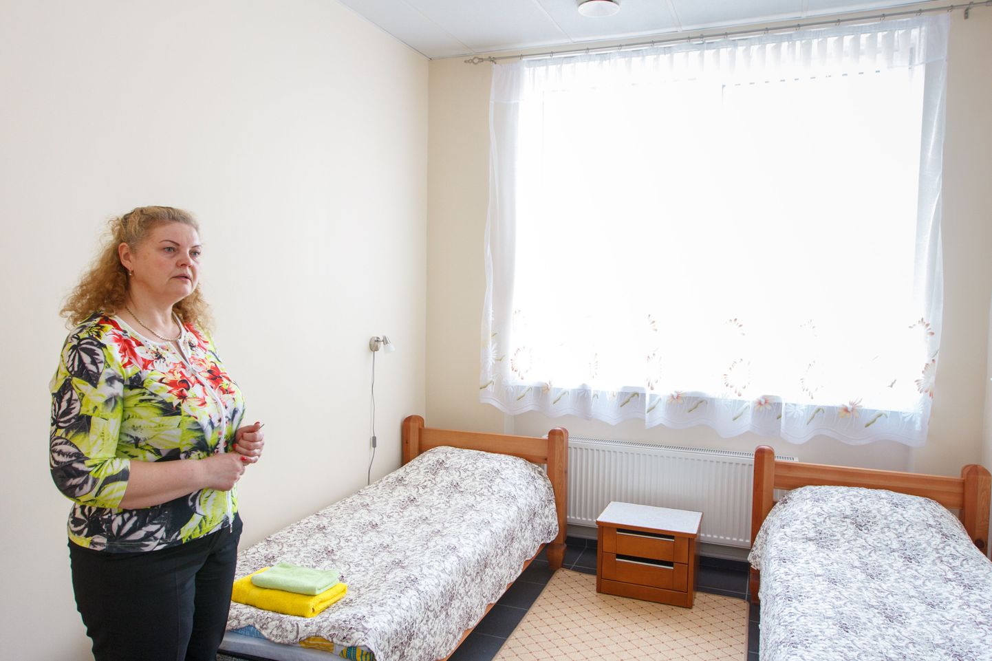 Hosteli perenaine Danguole Popova näitab kahekohalist koduselt ja hubaselt sisustatud tuba, kus peale voodi olemas ka öö- ja riidekapp.