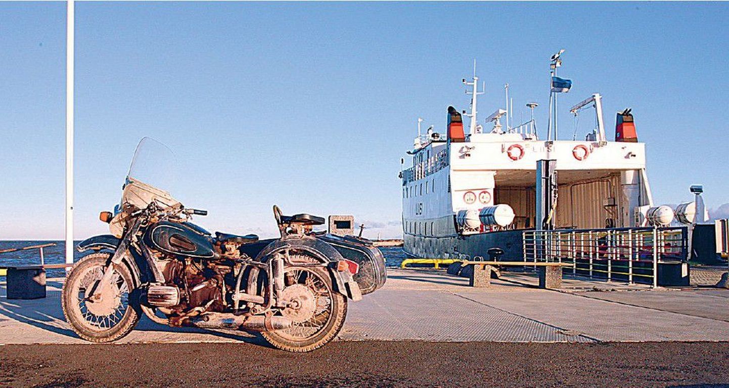 Tüüpiline pilt Kihnu sadamas, kus tsikkel jääb praamiga mandrile läinud peremeest koju ootama.