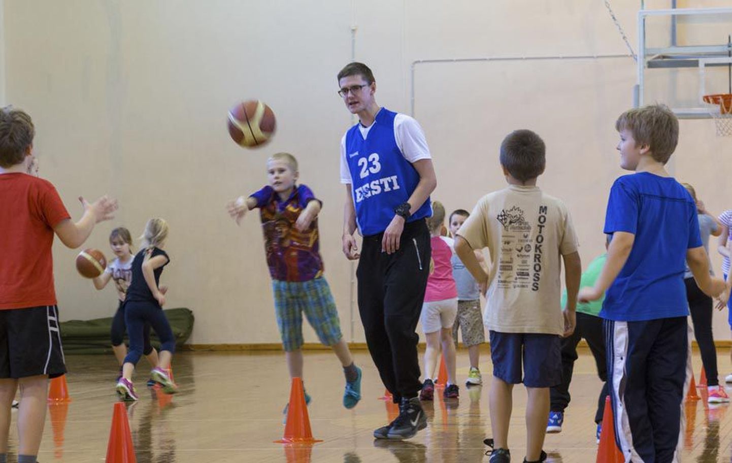 Eile Kolga-Jaani kooli lastele korraldatud korvpallitund oli Harri Ausmaale 100. niisugune poolteise kuu jooksul. Sellega tõmmati joon alla korvpalliliidu projektile, mille jooksul käidi seda mängu õpetamas 100 Eesti koolis.