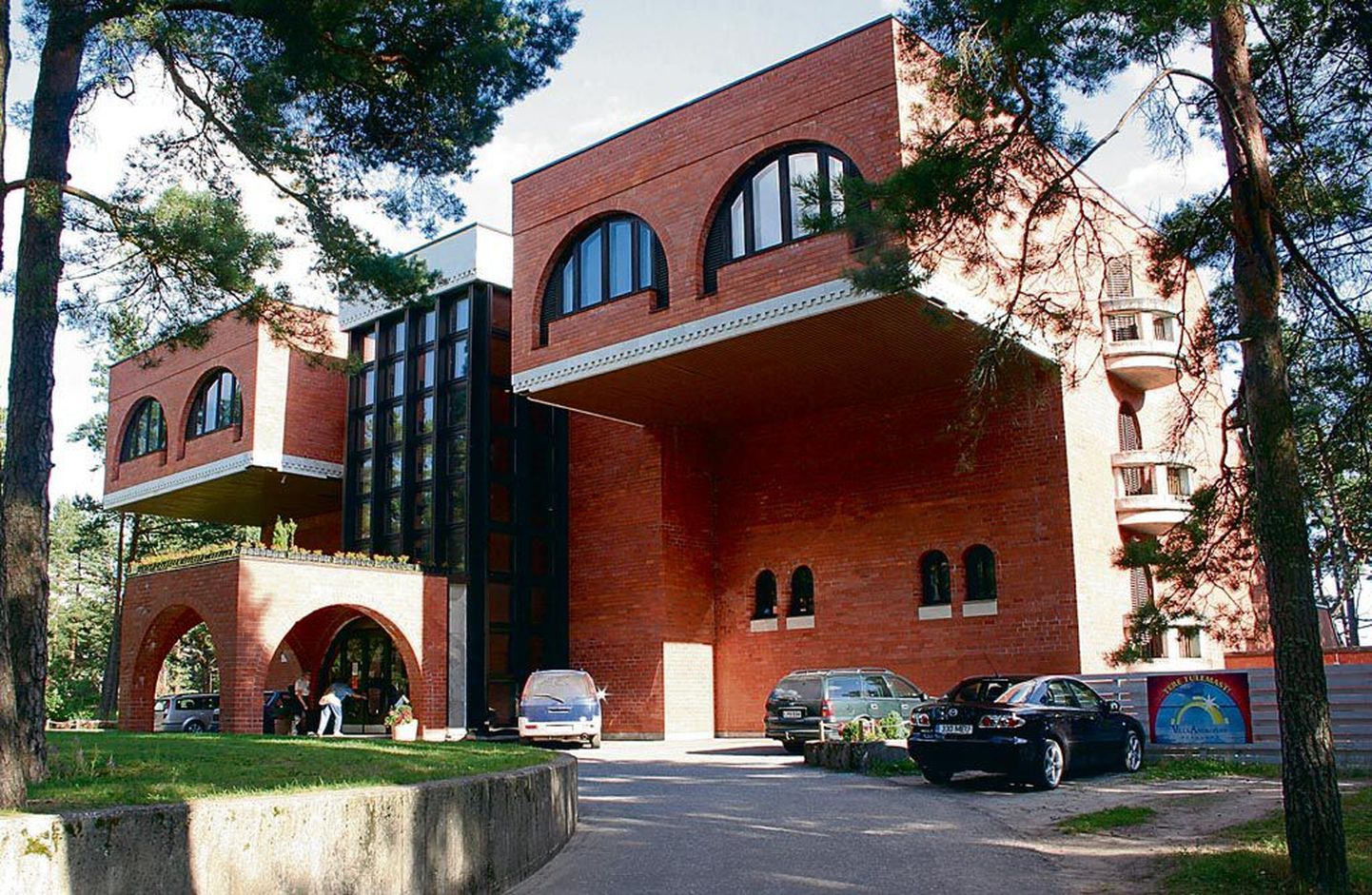 ENSV ministrite nõukogu Valgeranna puhkebaasi peahoone on projekteerinud Eesti kuulsamaid arhitekte Raine Karp.