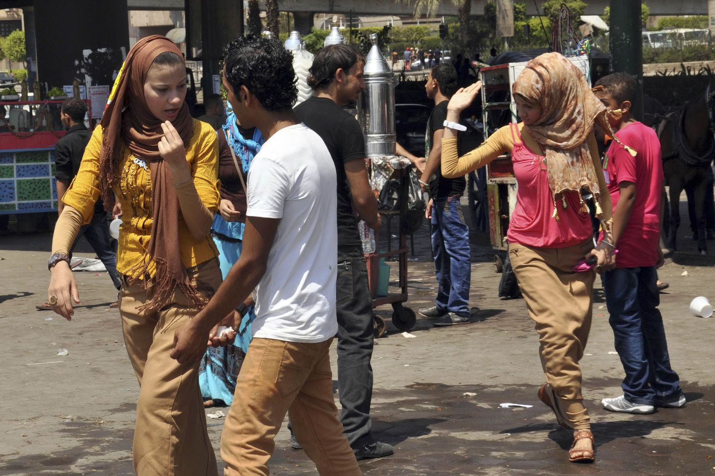 Naiste ahistamine Egiptuses Kairo tänavatel.