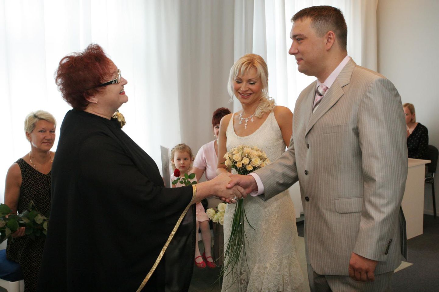 Järva maavalitsuse perekonnaseisuosakonna juhataja Marika Martin ulatamas abielutunnistust paidelastele Anželika Denissovale ja Raimund Simmerile.