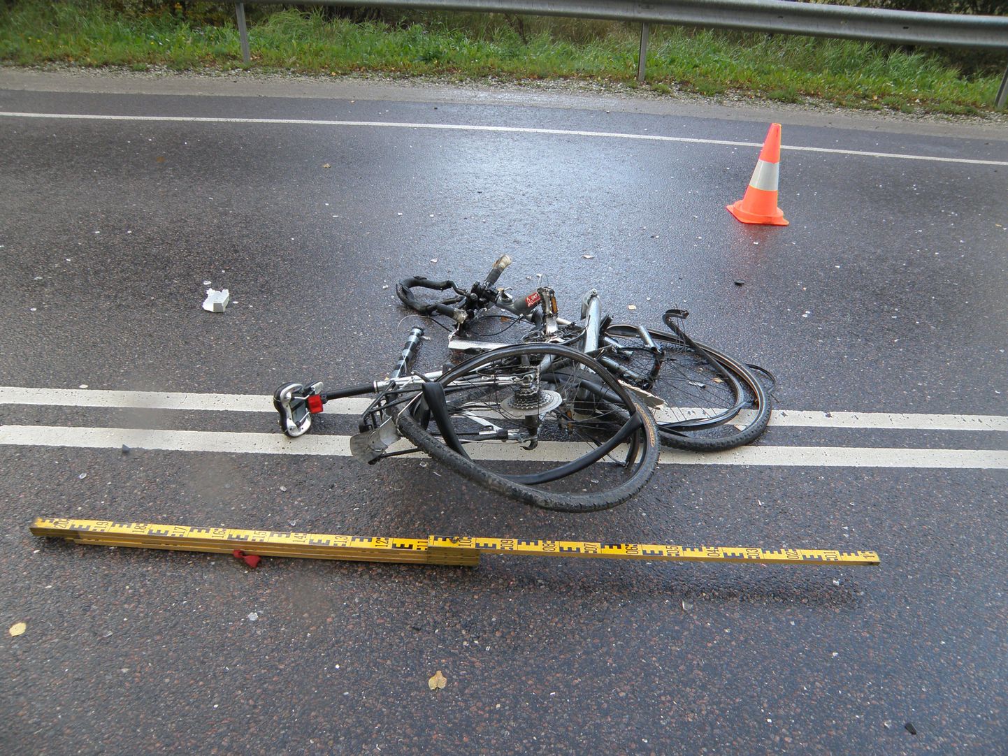 Õnnetuspaik Tartu vallas Inglimäel. Rattur hukkus kokkupõrkes veoautoga.