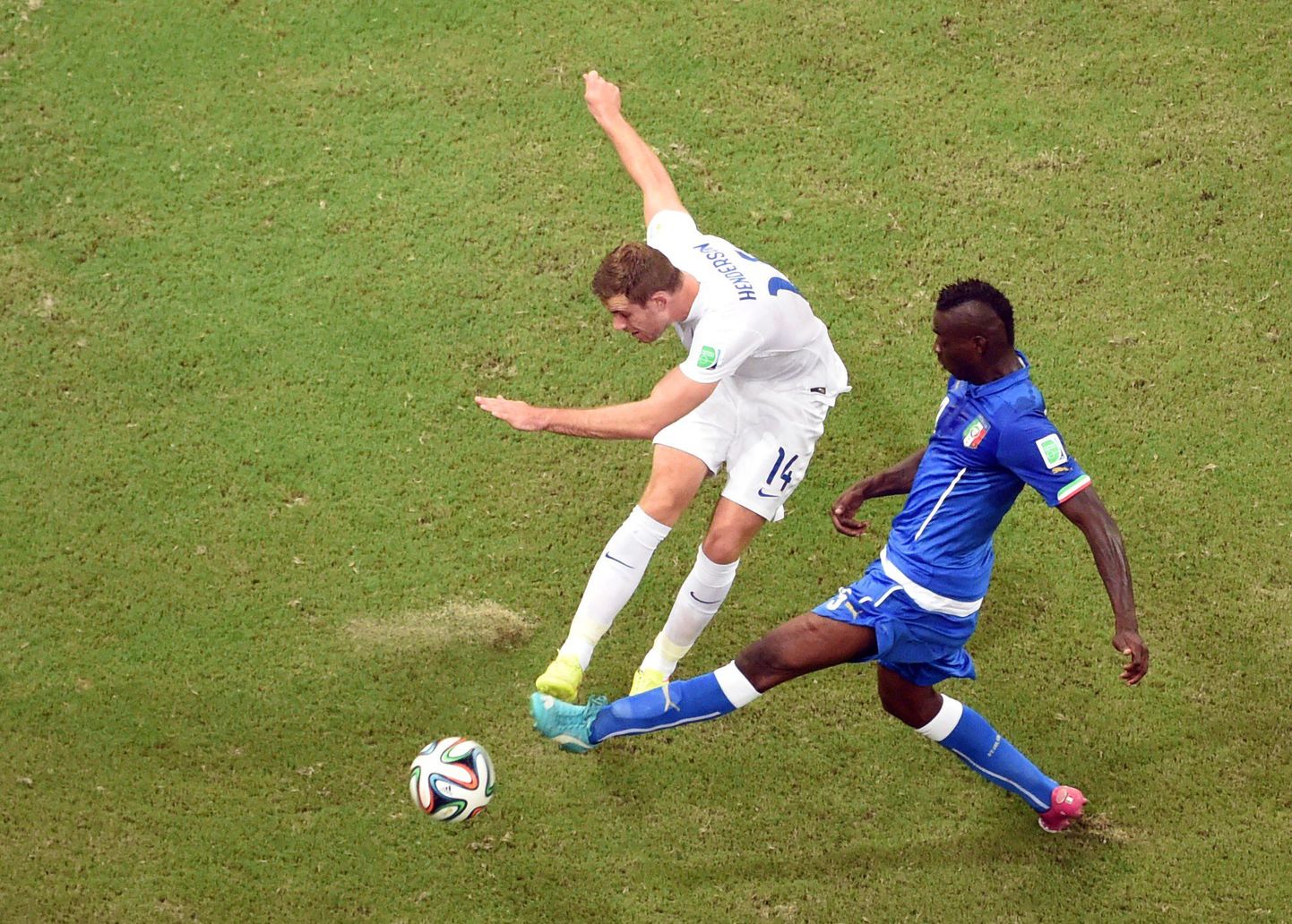Момент матча Италия - Англия. В синей форме - Марио Балотелли.
