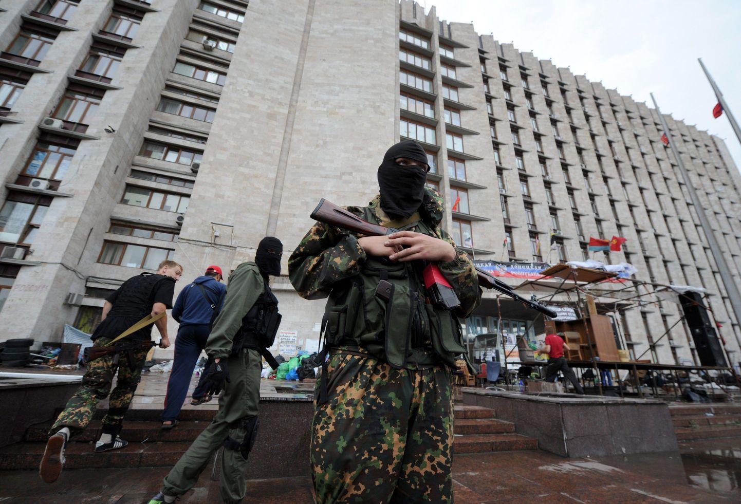 Separatist valvamas Donetski oblastivalitsuse hoone ees
